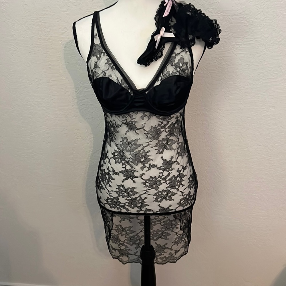 NWT Victoria’s Secret black lace slip, adjustable shoulder straps, underwire bra